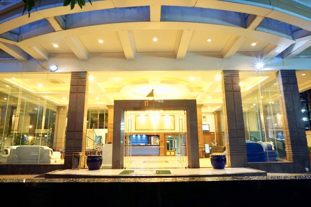 Miloft Sathorn Hotel - Sha Plus Certified Bangkok Exteriér fotografie The lobby of the hotel