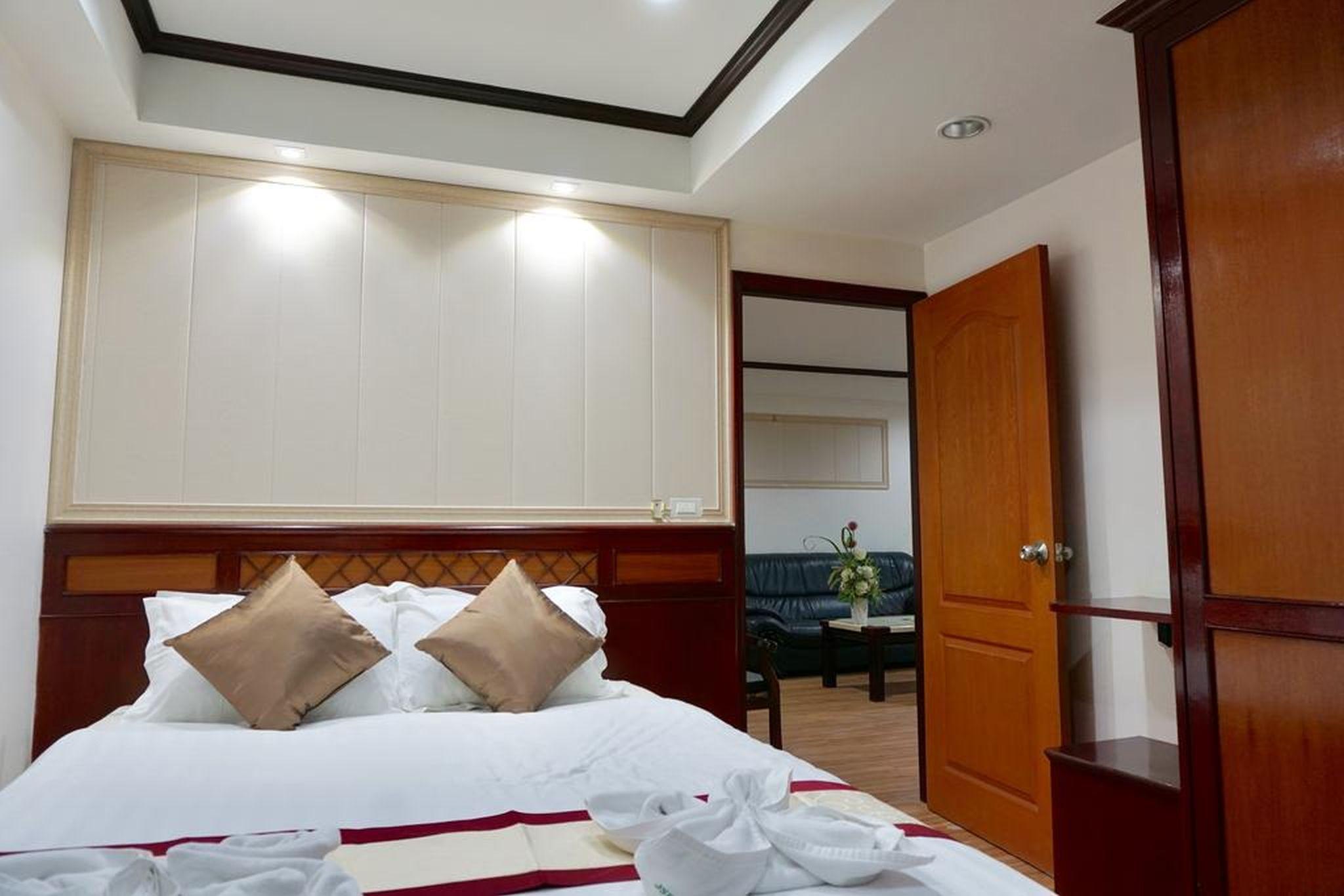 Miloft Sathorn Hotel - Sha Plus Certified Bangkok Exteriér fotografie A bedroom at the hotel