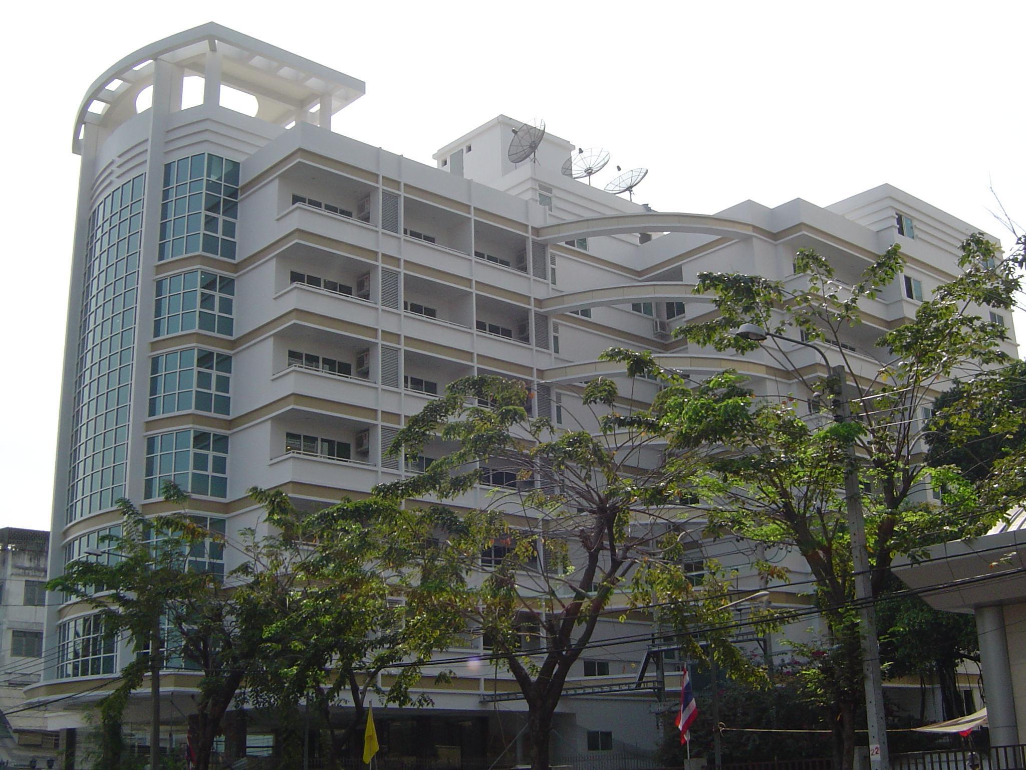 Miloft Sathorn Hotel - Sha Plus Certified Bangkok Exteriér fotografie The new building of the university