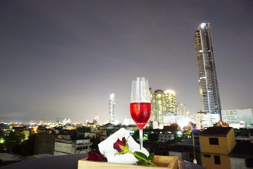 Miloft Sathorn Hotel - Sha Plus Certified Bangkok Exteriér fotografie View of the complex at night